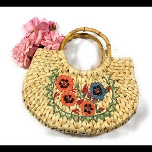 Straw/wicker bag w/bamboo handle w/removable pouch
